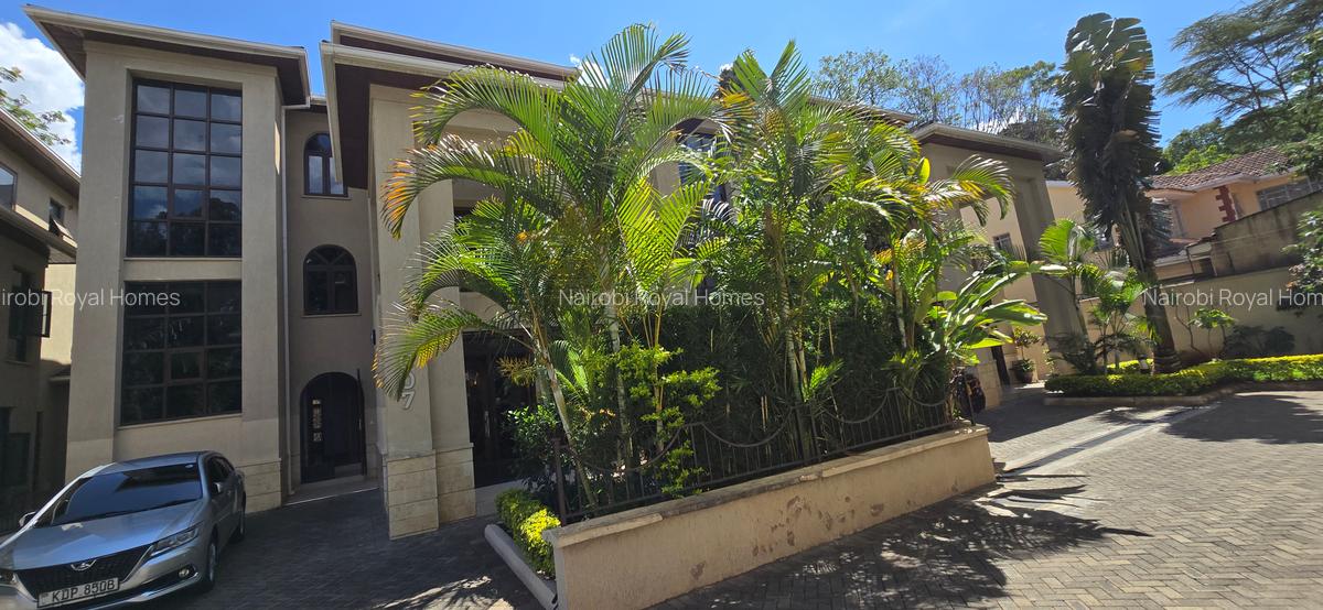 5 Bed House with En Suite at Lavington Green - 1