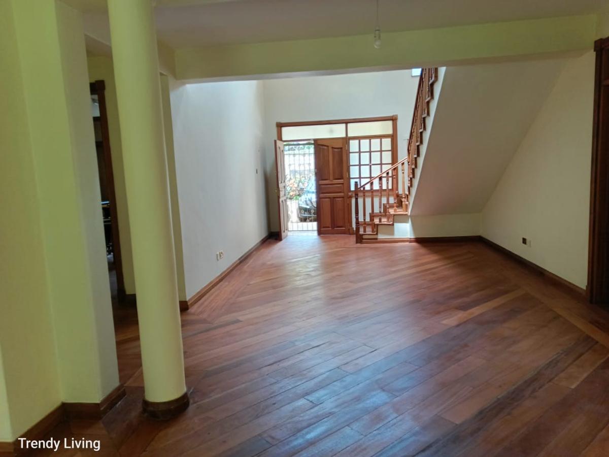 5 Bed Townhouse with En Suite in Lavington - 4