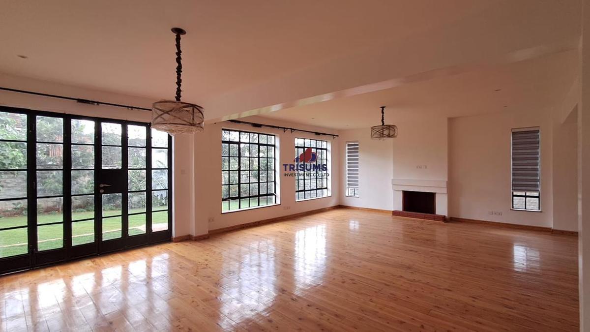 4 Bed House with En Suite in Ridgeways - 1