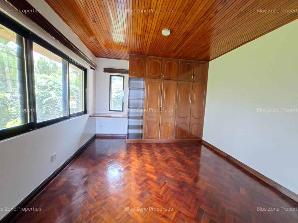 5 Bed House with En Suite at Close To Un - 10