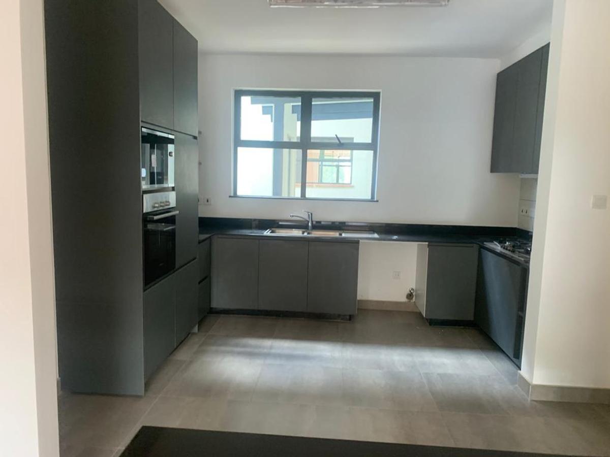 4 Bed Apartment with En Suite in Rosslyn - 3