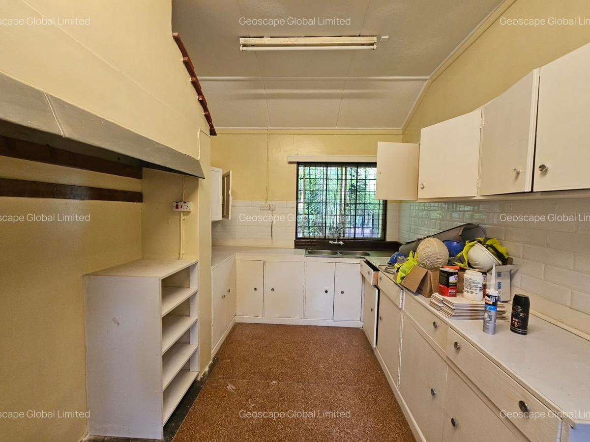 4 Bed House with En Suite in Rosslyn - 6