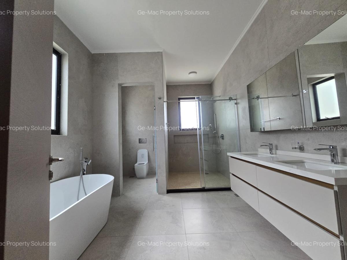 5 Bed House with En Suite in Lavington - 12