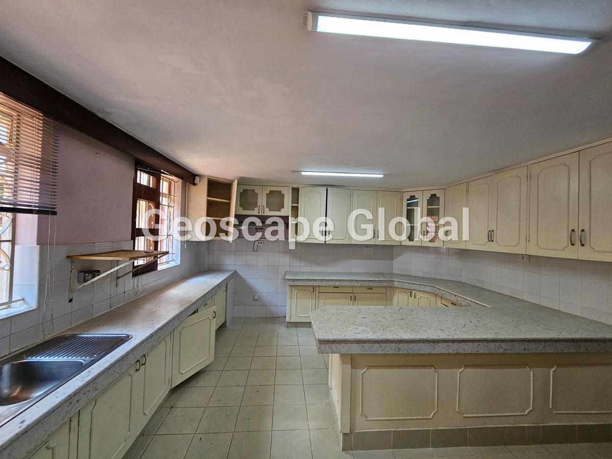 5 Bed House with En Suite in Runda - 12