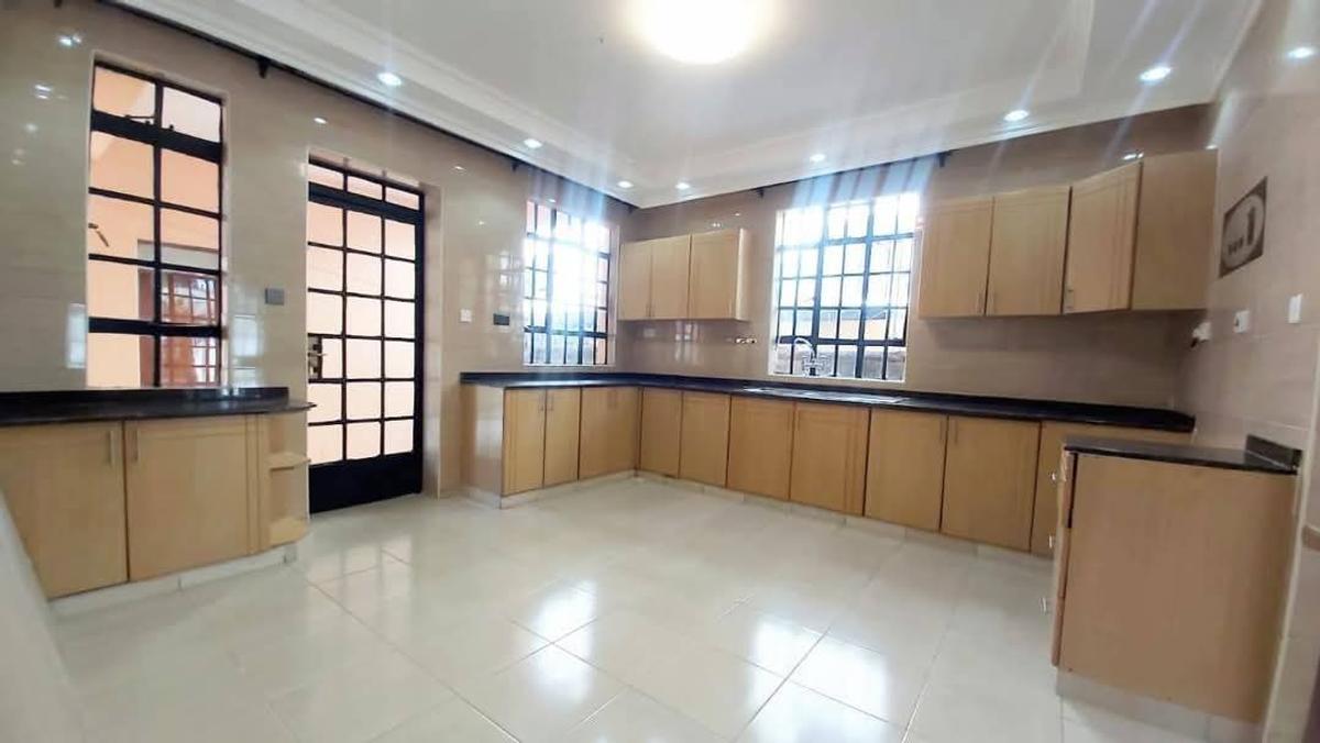 5 Bed Townhouse with En Suite at Lavington - 12