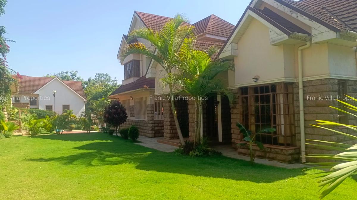 4 Bed Villa with En Suite at Rosslyn Lone Tree - 1