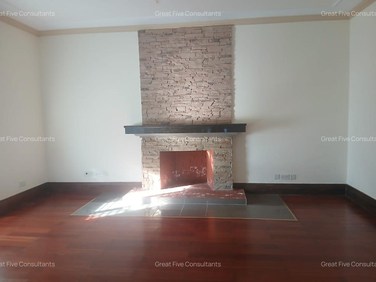 5 Bed Villa with En Suite in Rosslyn - 4