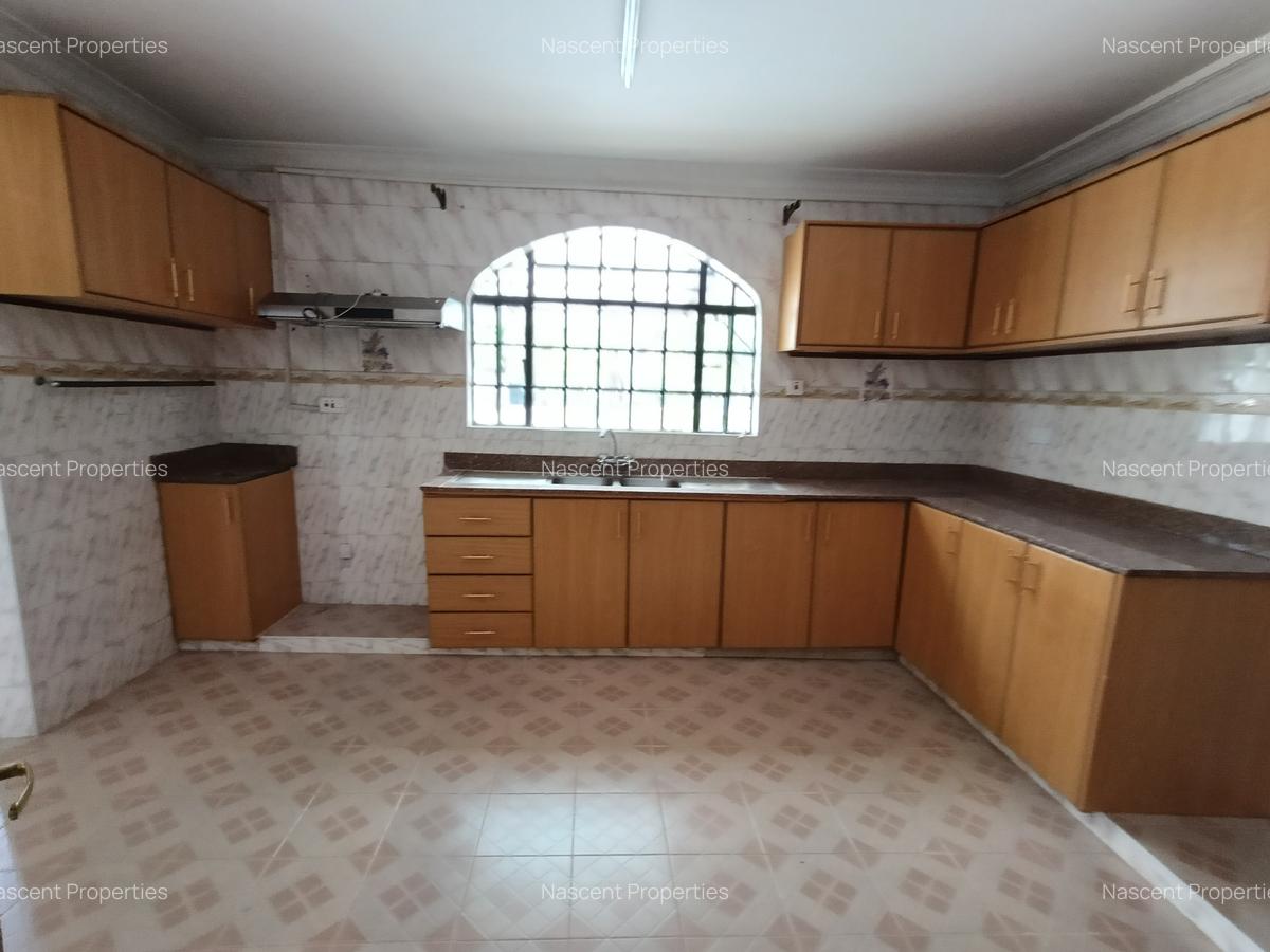 4 Bed House with En Suite in Ridgeways - 6