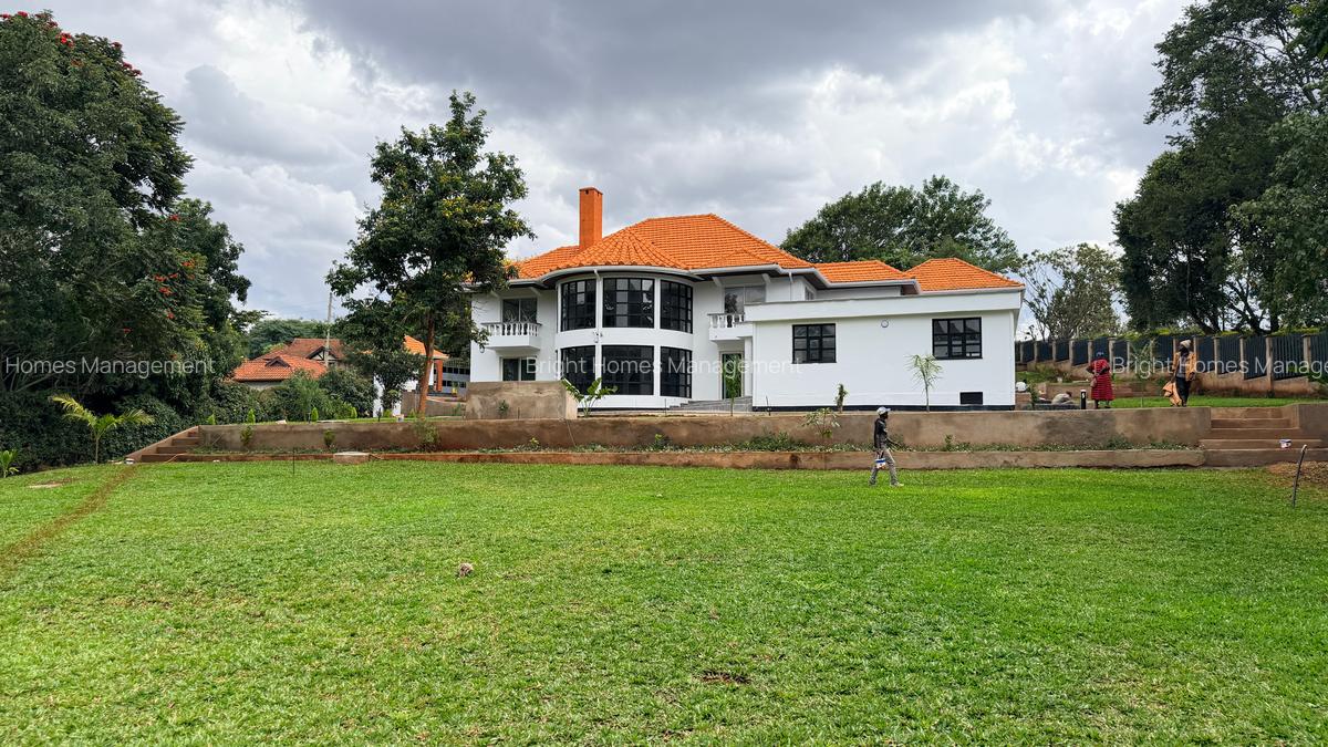 5 Bed Villa with En Suite in Windsor - 2