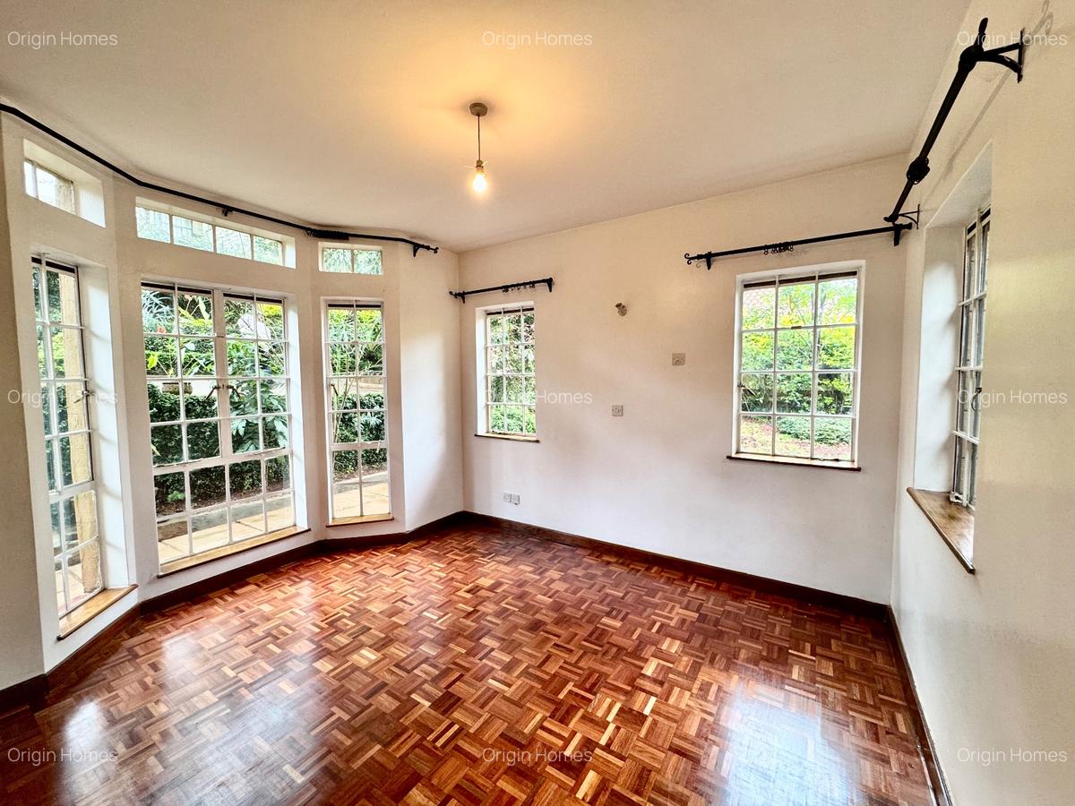 5 Bed House with En Suite at Rosslyn - 9