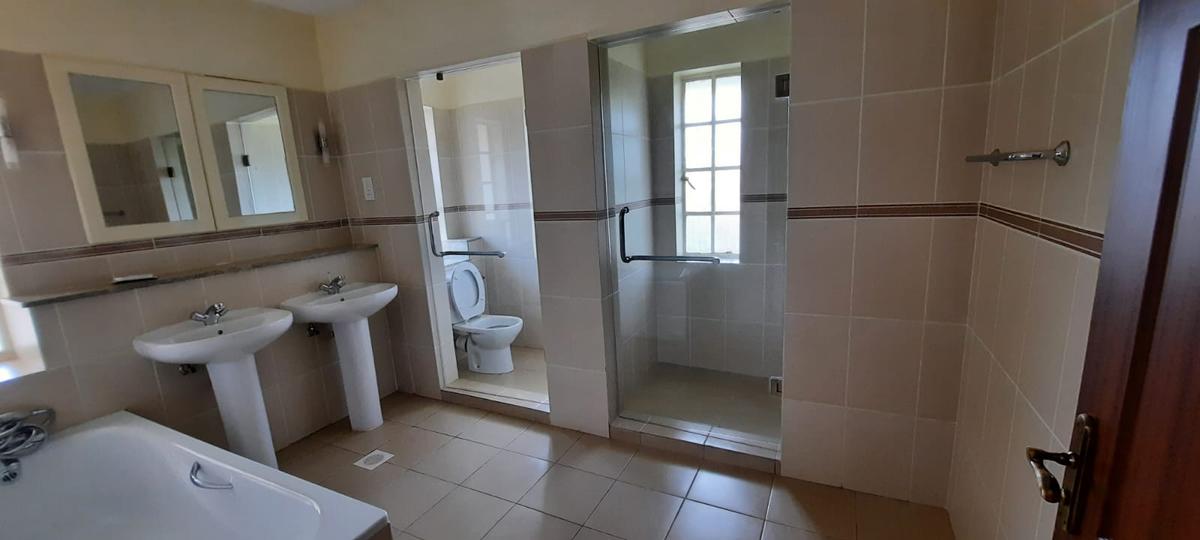 5 Bed Townhouse with En Suite in Lavington - 11