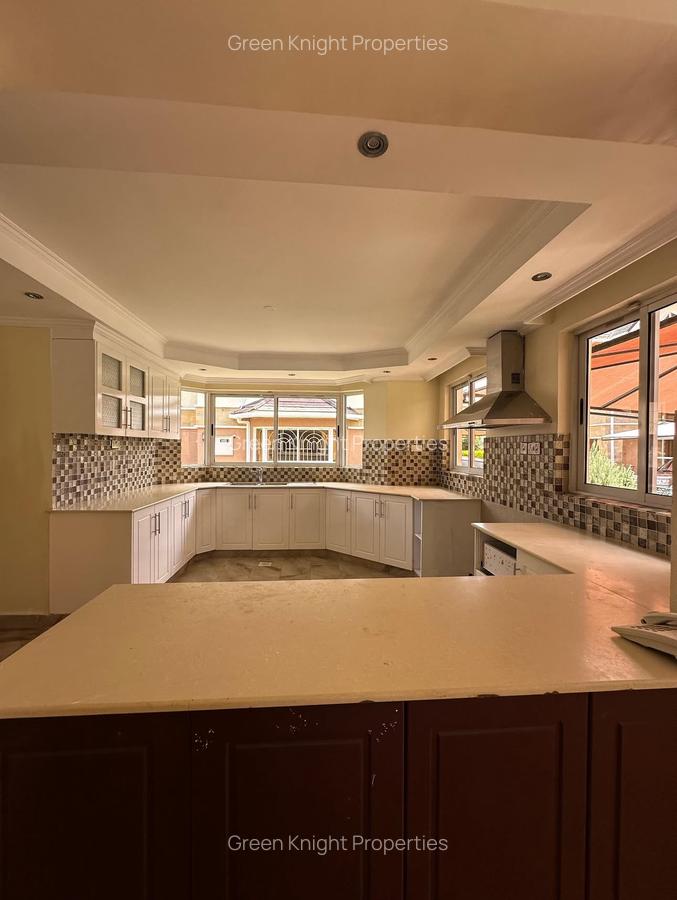 5 Bed Townhouse with En Suite in Lavington - 4