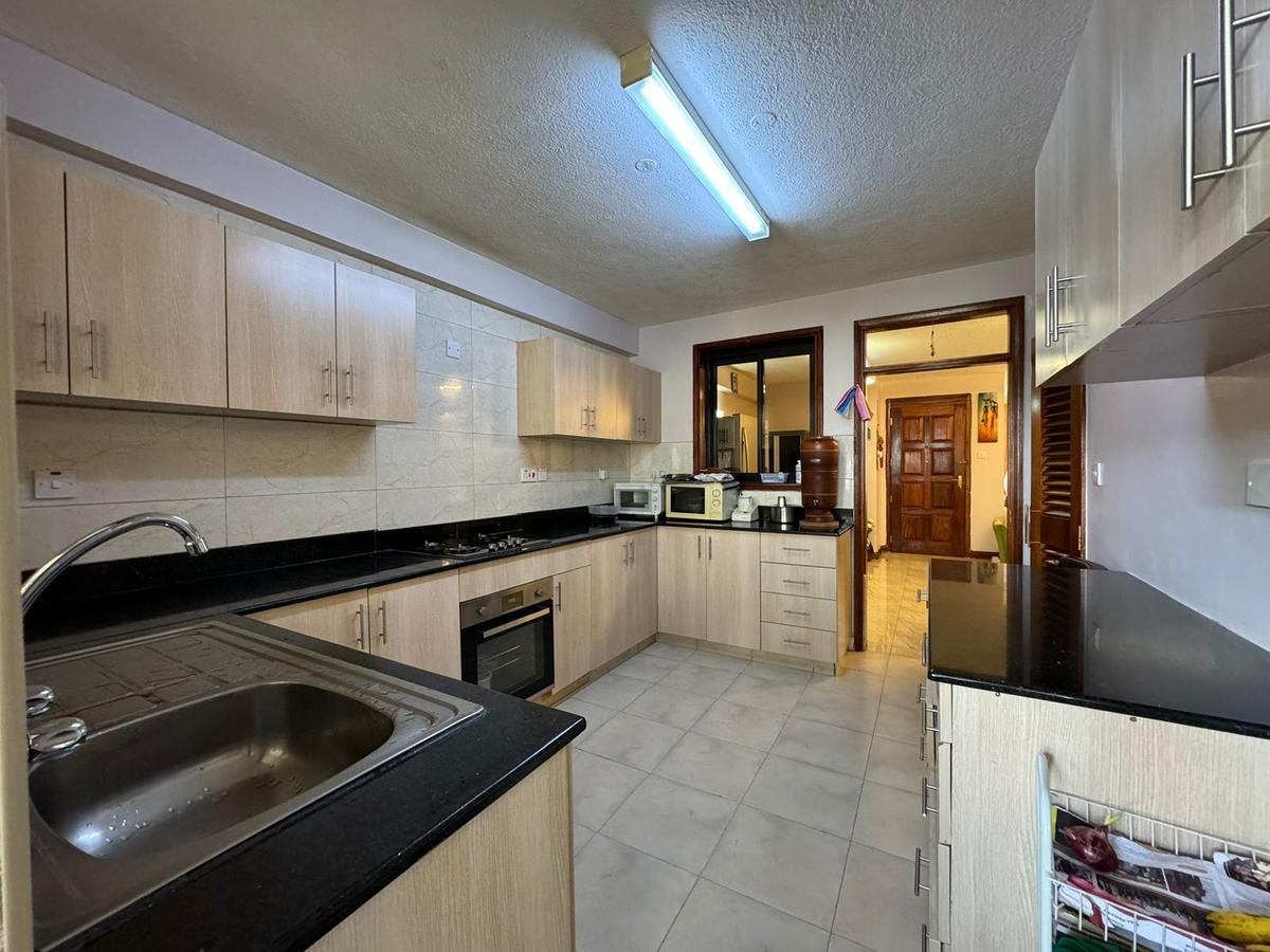 3 Bed Apartment with En Suite in Parklands - 10