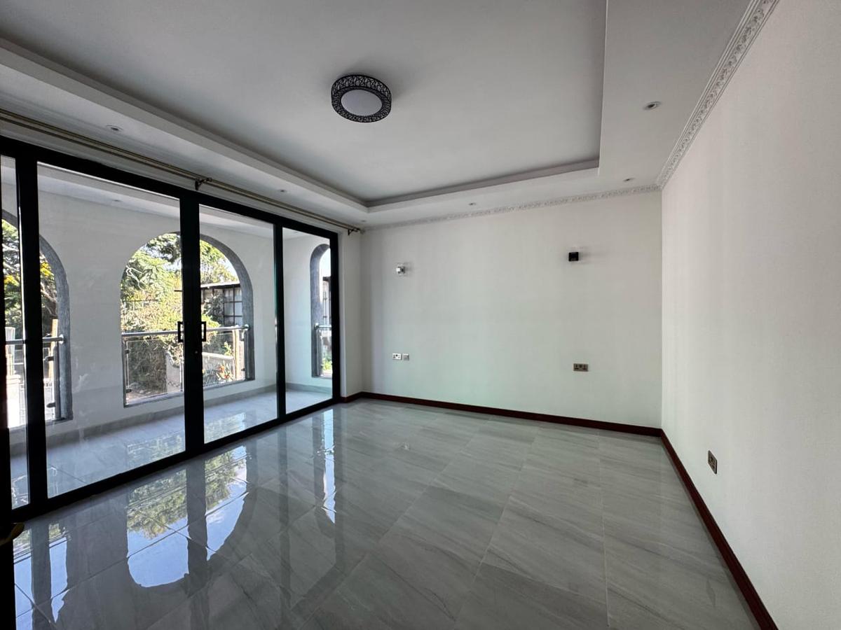 5 Bed Townhouse with En Suite in Lavington - 3