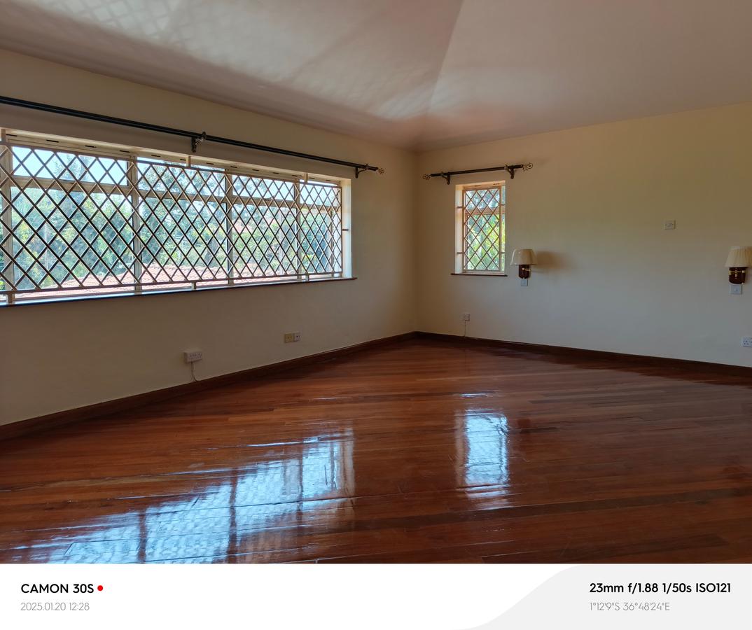 5 Bed House with En Suite in Runda - 12