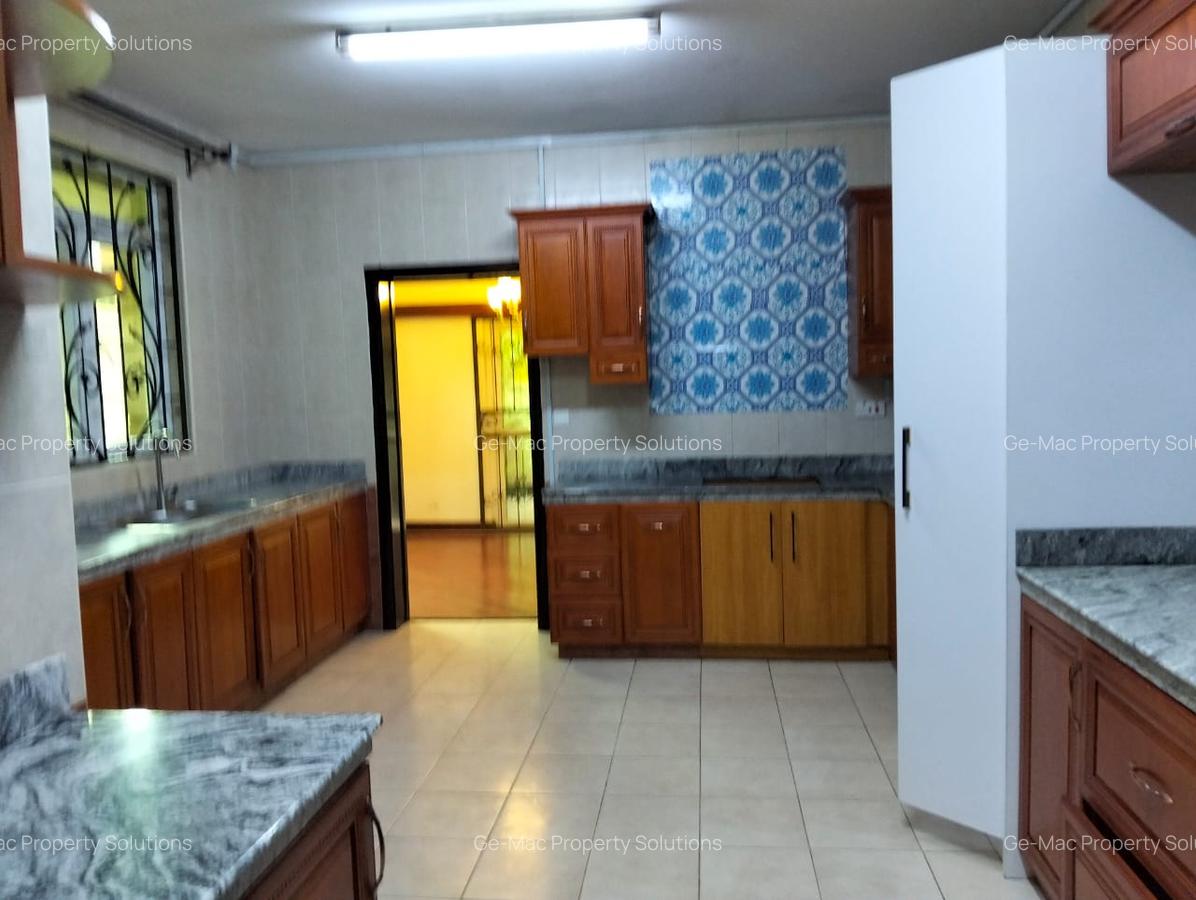 5 Bed House with En Suite in Lavington - 18