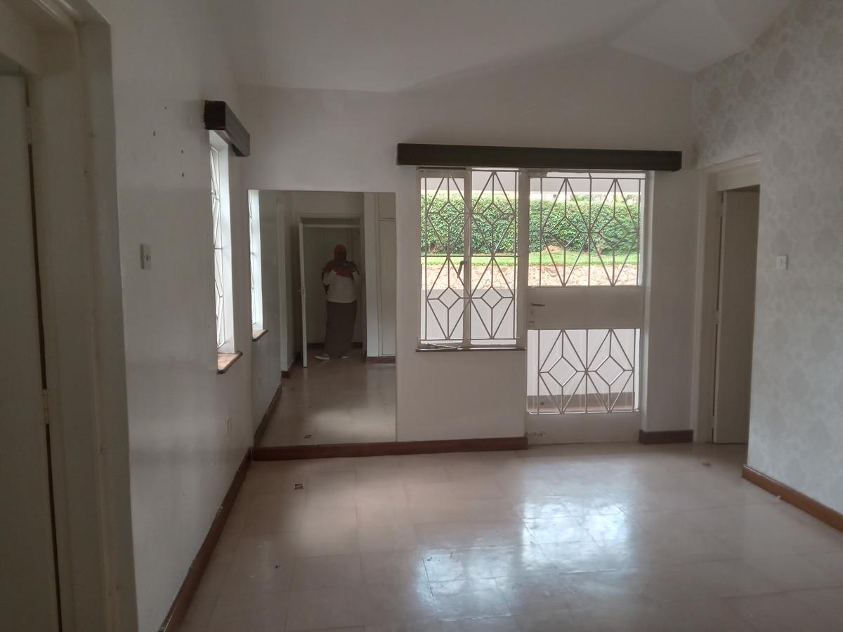 4 Bed House with En Suite at Nyari Area - 10