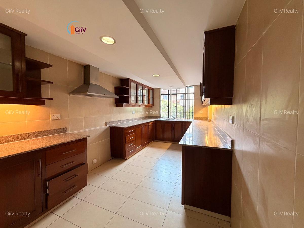 4 Bed Apartment with En Suite in Riverside - 11