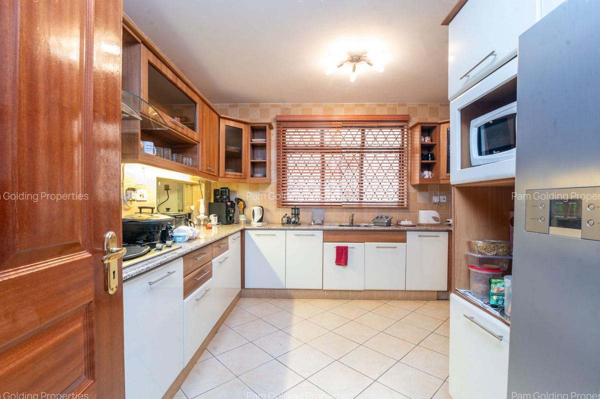 3 Bed Apartment with En Suite at Batu Batu Road - 9