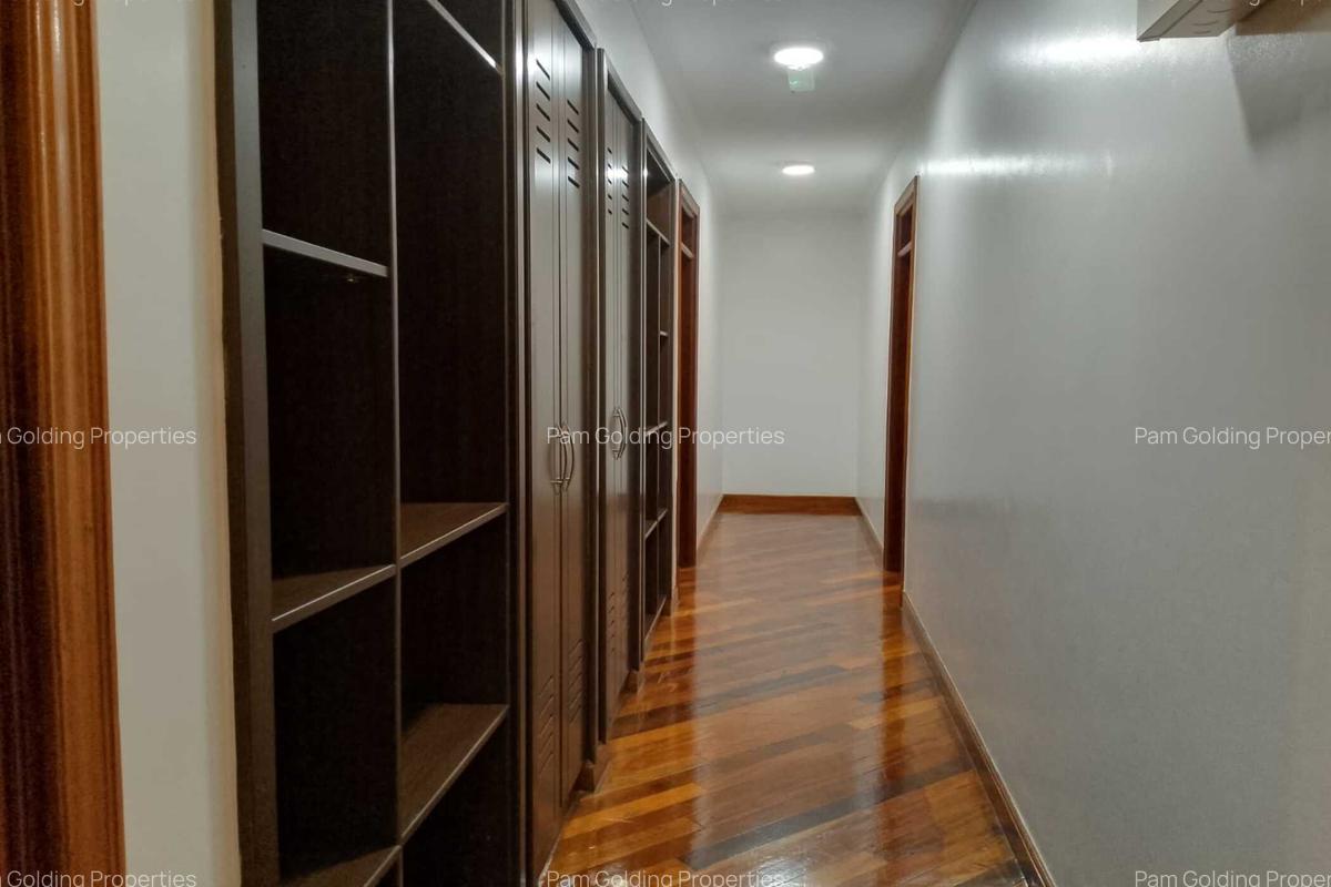 3 Bed Apartment with En Suite at Dennis Pritt Road - 6