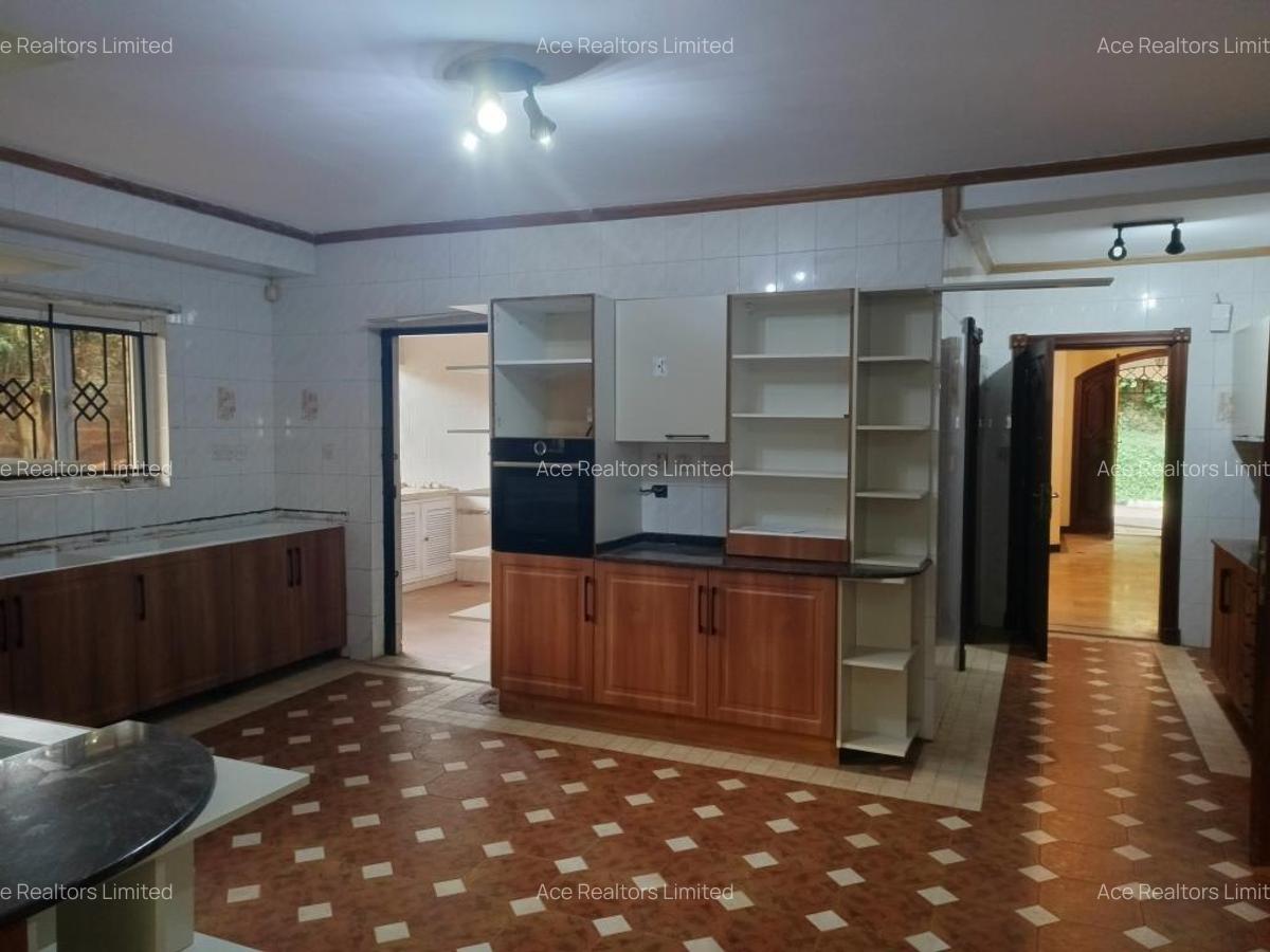 4 Bed House with En Suite at Hillview - 9