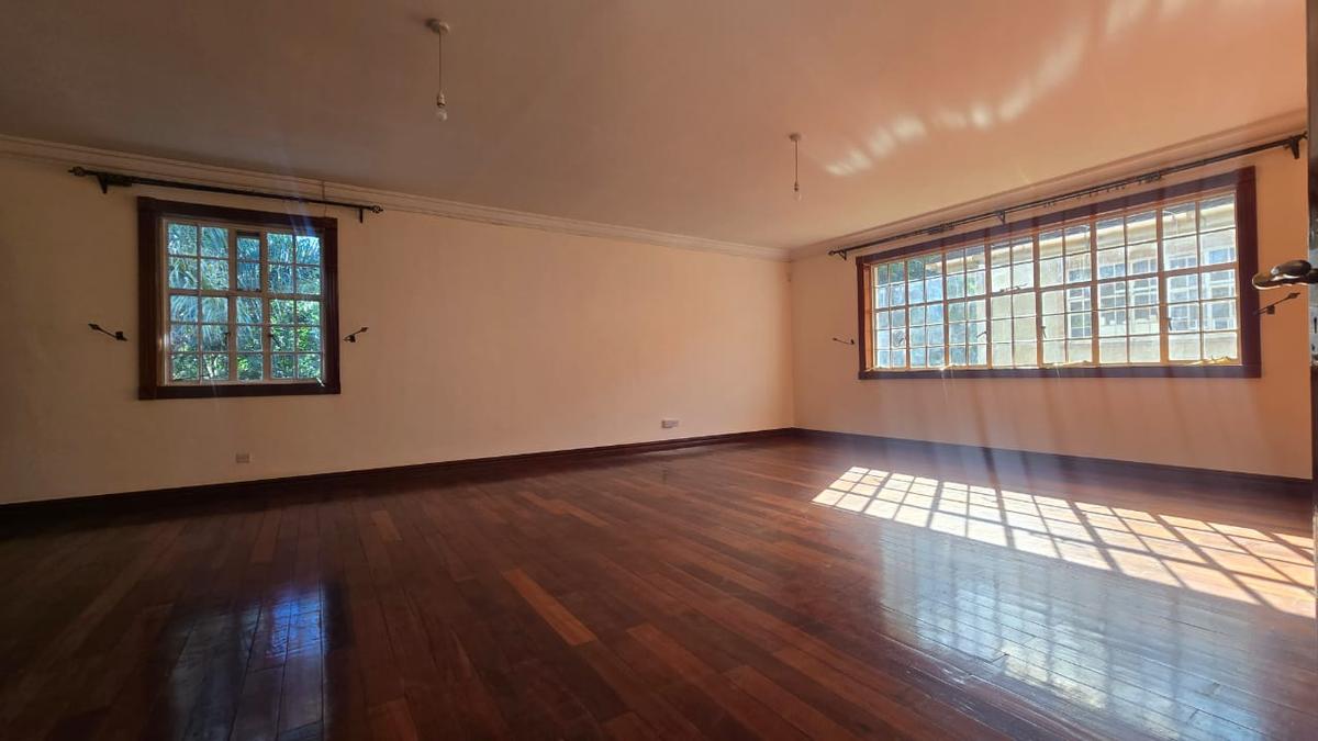 4 Bed House with En Suite in Lavington - 8