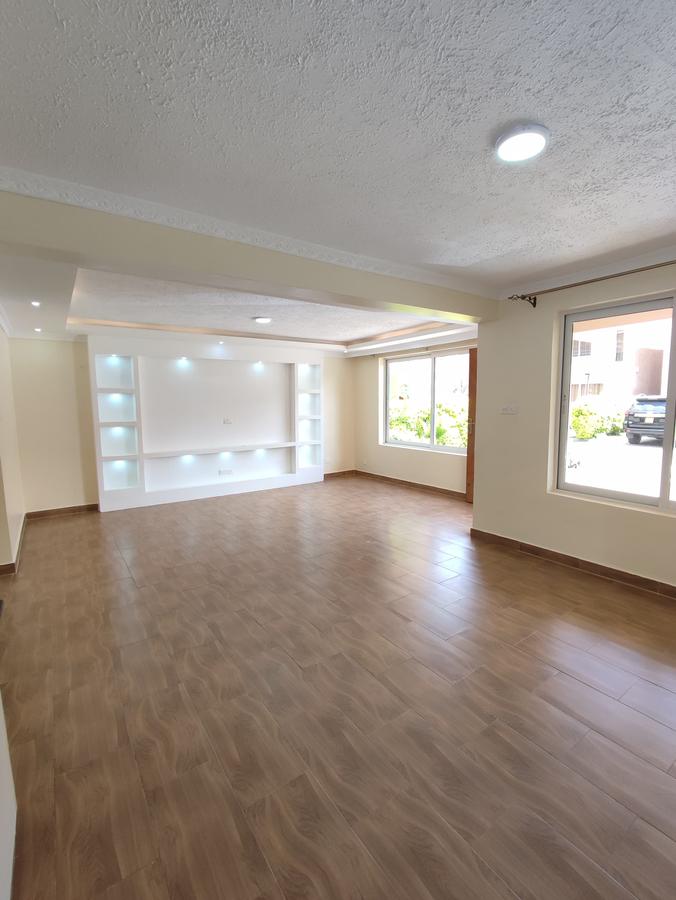 4 Bed Townhouse with En Suite at Gateway Mall - 3
