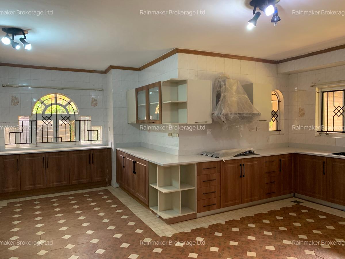 4 Bed House with En Suite at Crossroads - 10