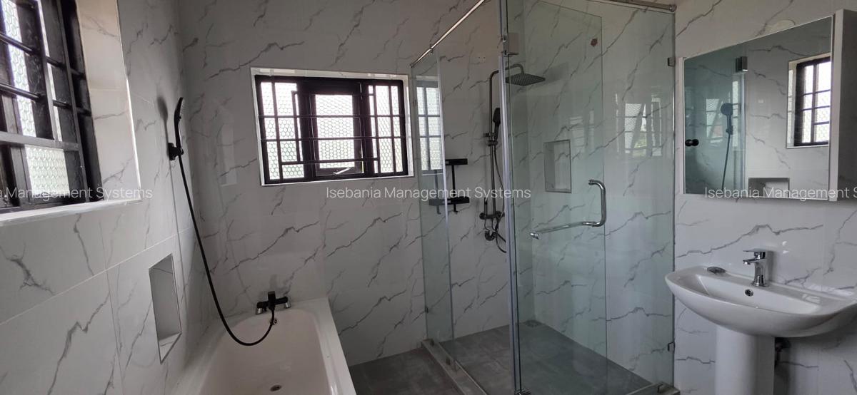 5 Bed House with En Suite at - 13