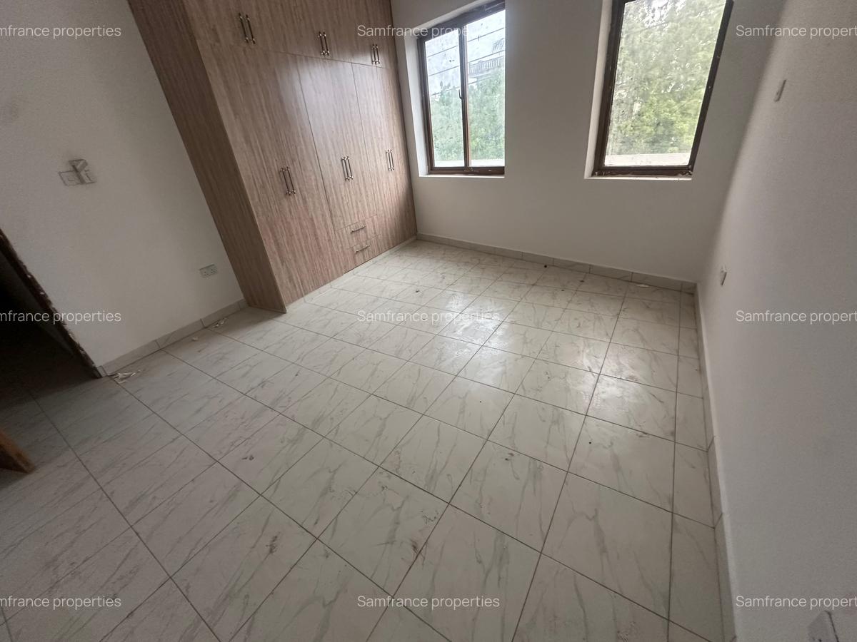 2 Bed Apartment with En Suite at Links Road - 3