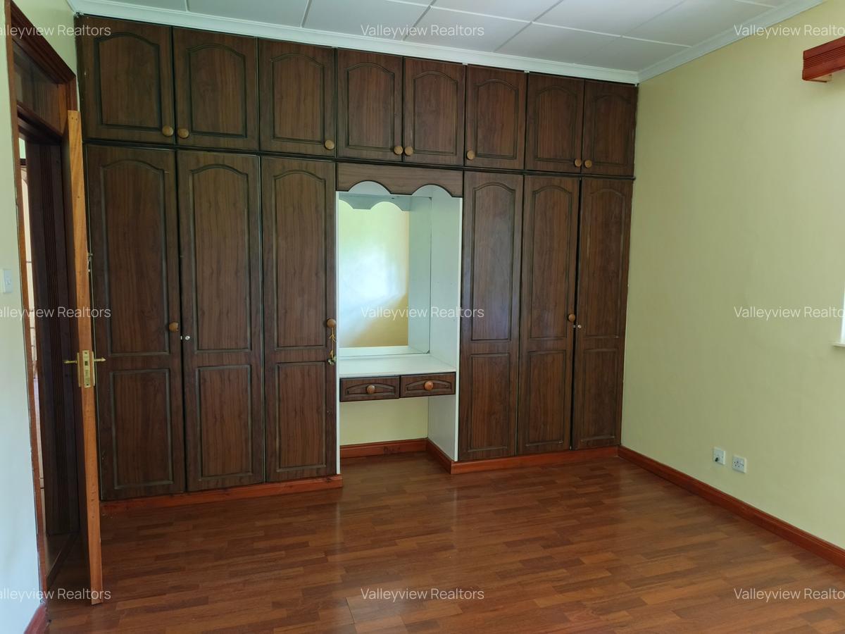 5 Bed House with En Suite at Lavington - 12