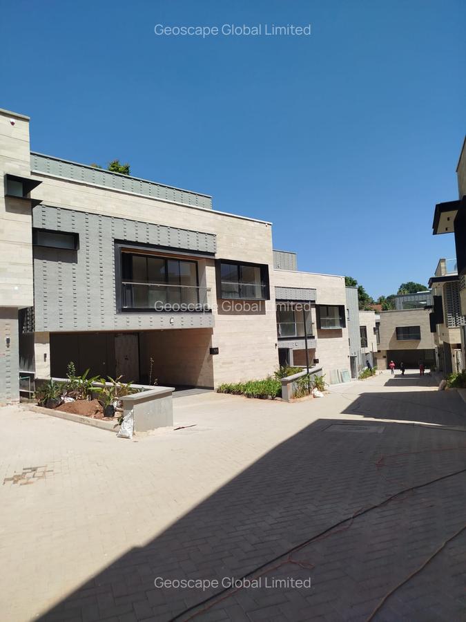 5 Bed House with En Suite in Spring Valley - 1