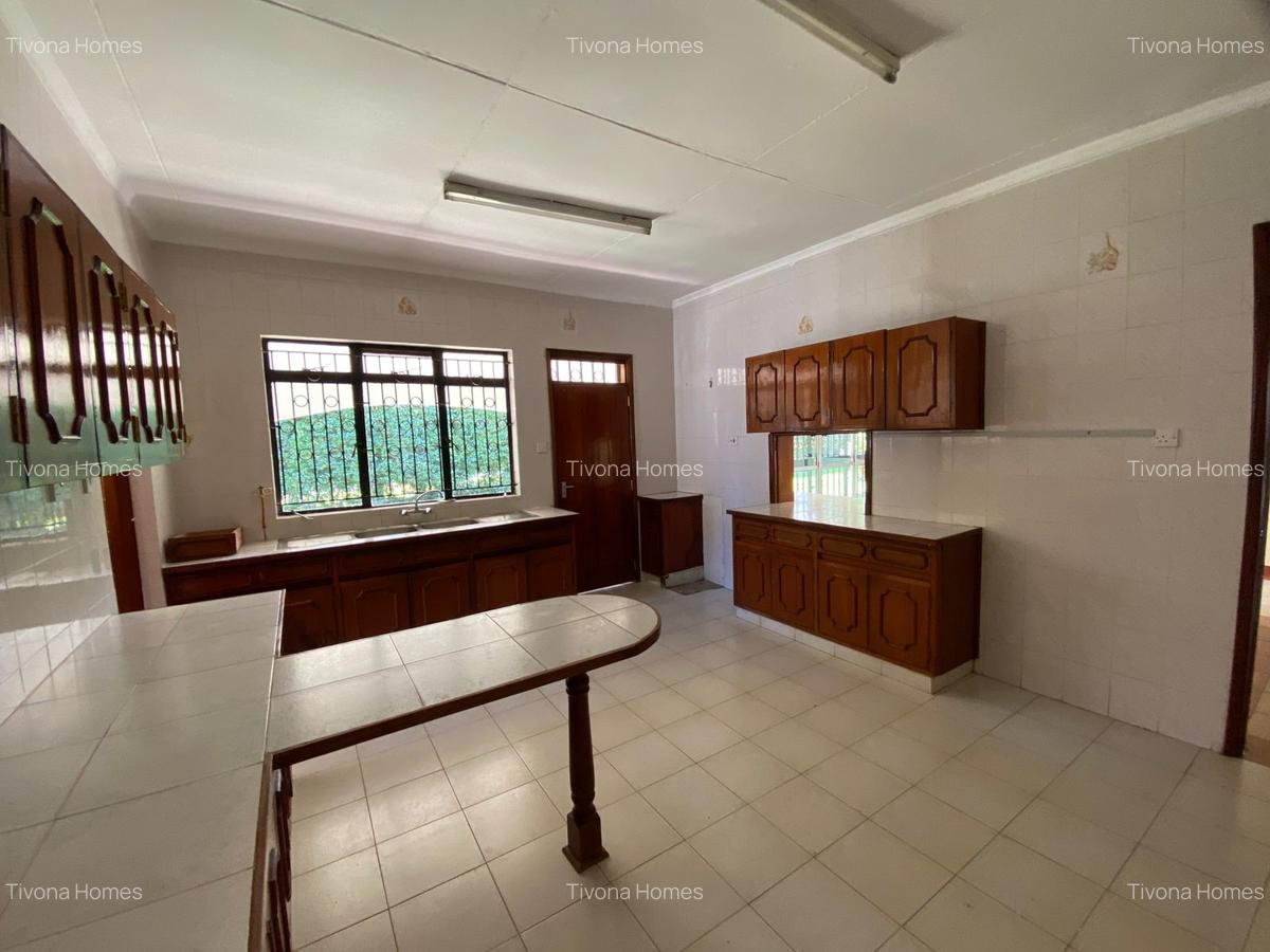 6 Bed House with En Suite in Runda - 7