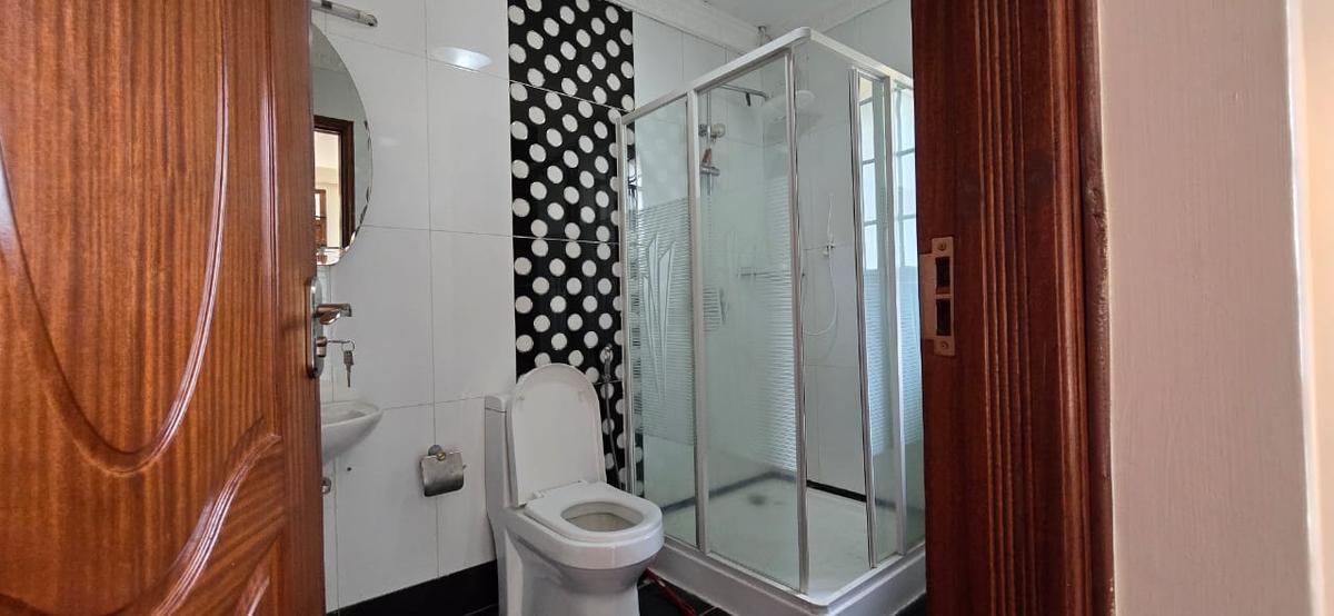 5 Bed House with En Suite in Runda - 12