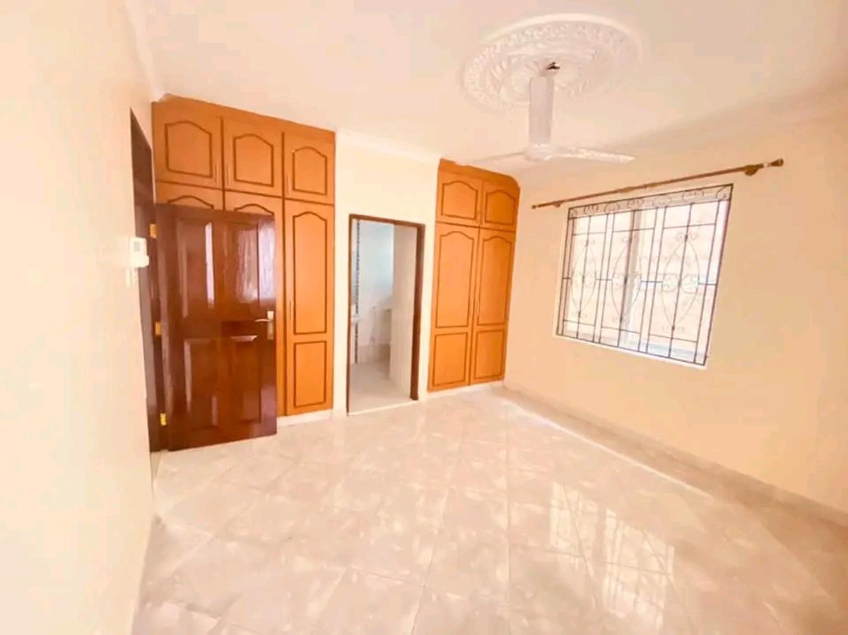 3 Bed Apartment with En Suite at Links Road - 5