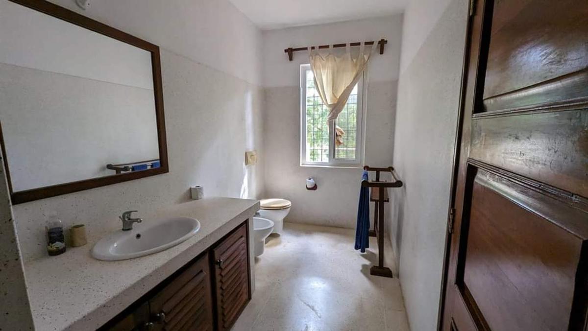 2 Bed Apartment with En Suite in Malindi - 10