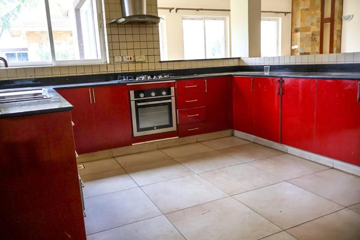 5 Bed Townhouse with En Suite at Lavington Shopping Centre - 13