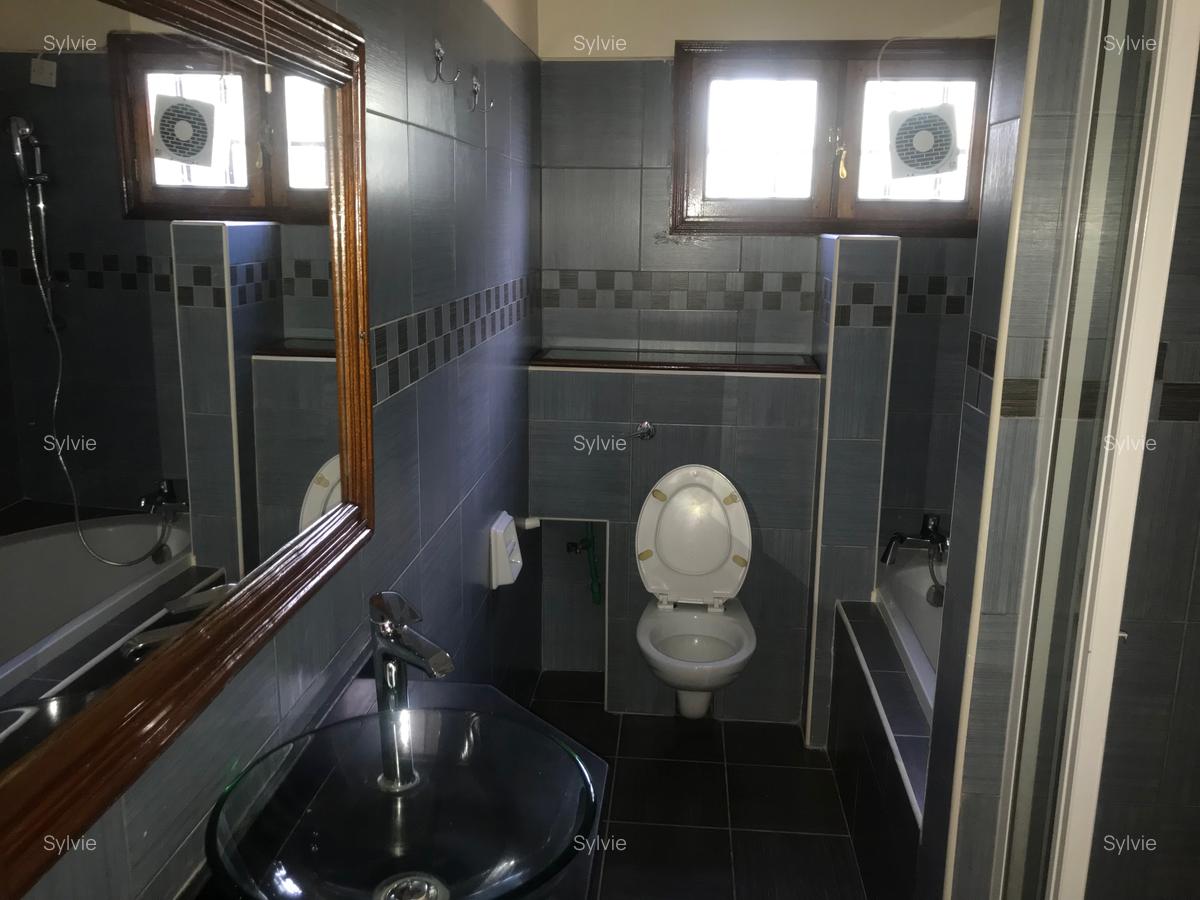 5 Bed Villa with En Suite in Runda - 3