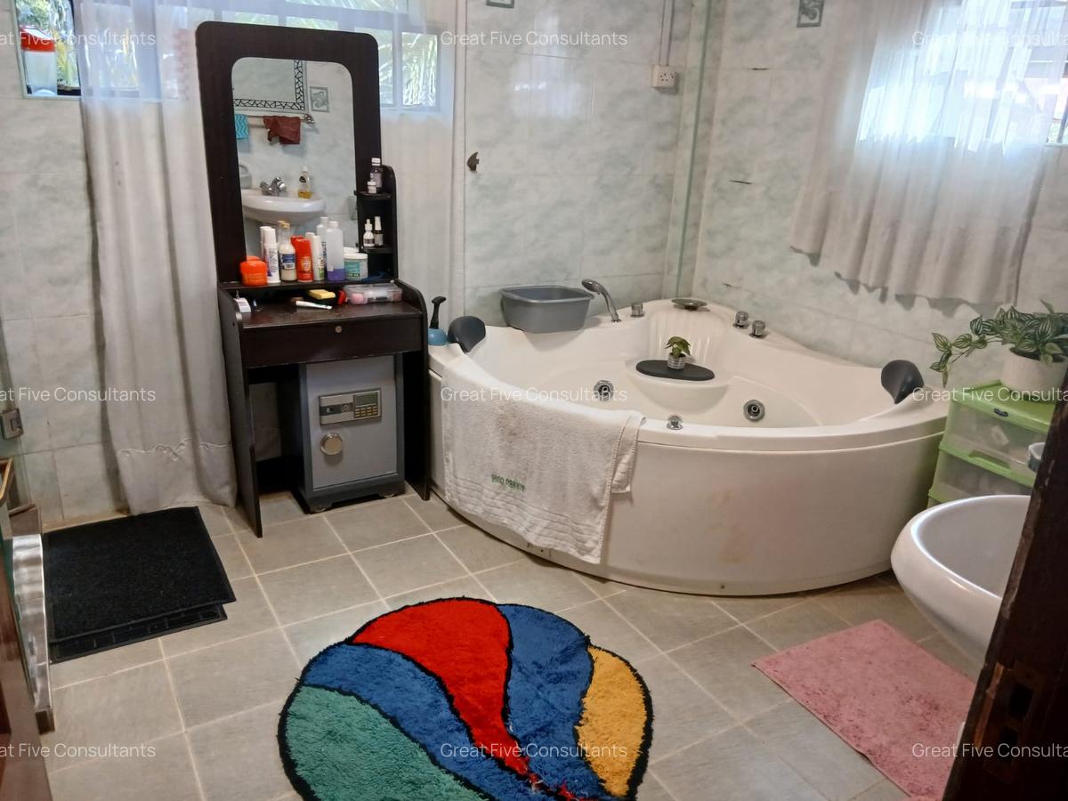 4 Bed Villa with Swimming Pool in Runda - 13