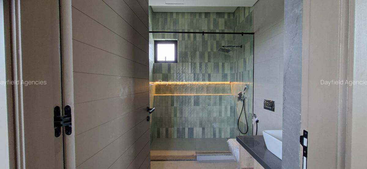 5 Bed House with En Suite at Off Grevillea Grove - 6