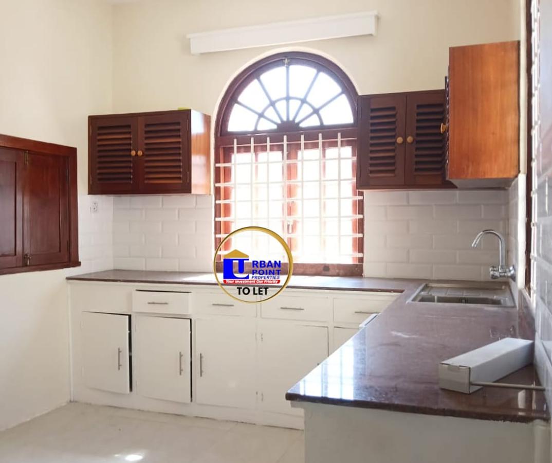 5 Bed Townhouse with En Suite in Kizingo - 10