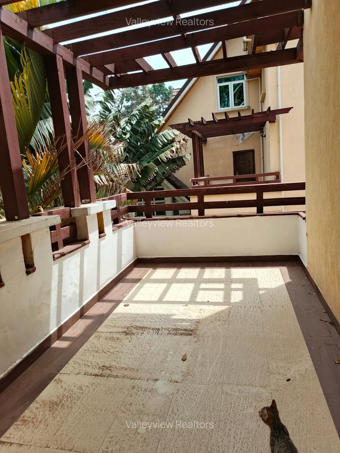 5 Bed Townhouse with En Suite at Lavington - 11