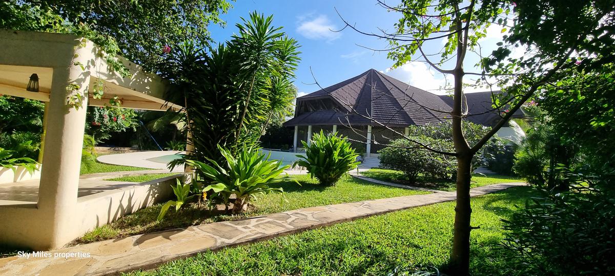 5 Bed Villa with En Suite at Diani - 4