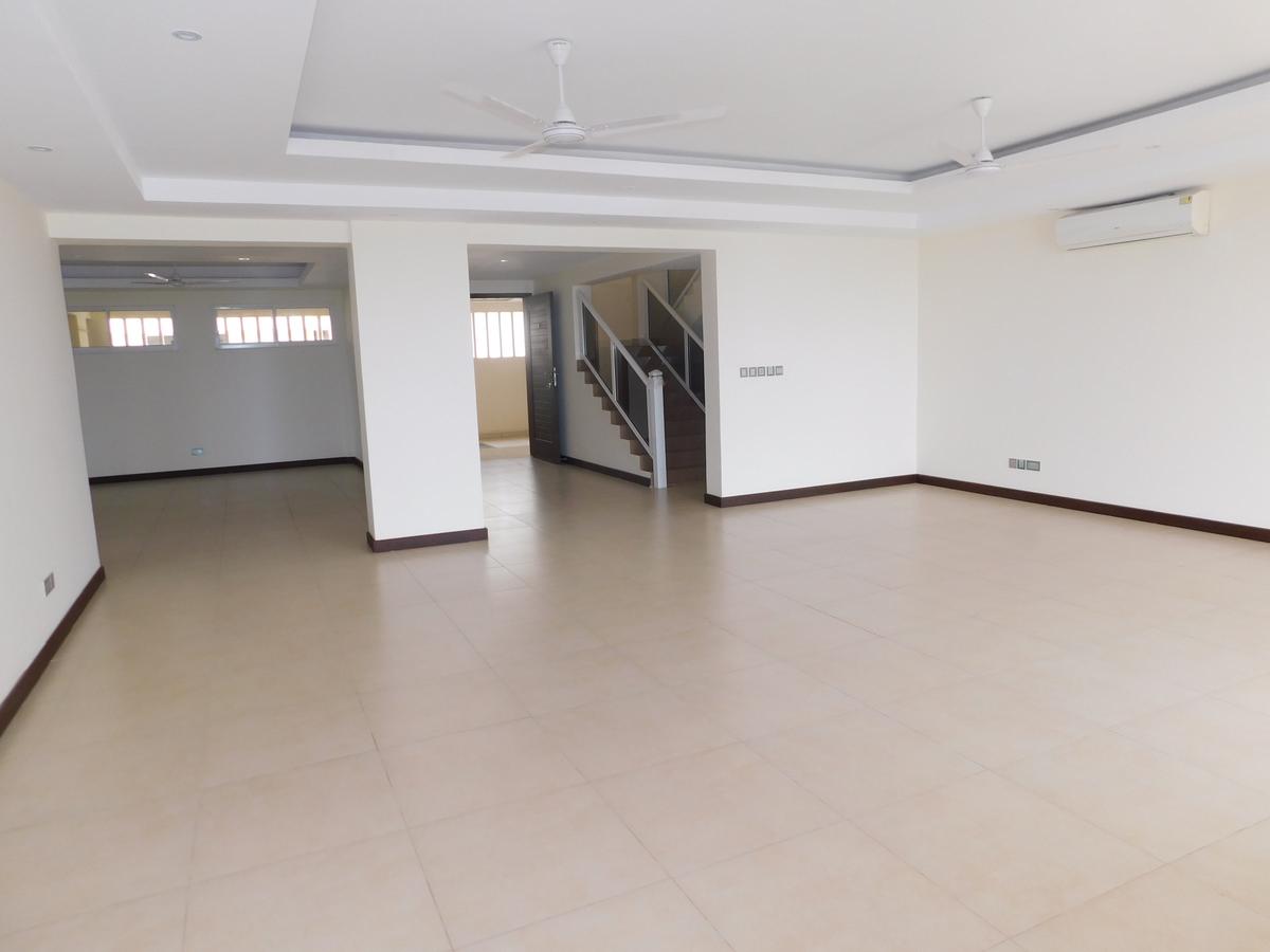 3 Bed Apartment with En Suite at City Mall - 6