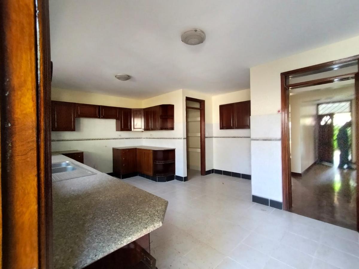 5 Bed Townhouse with En Suite in Lavington - 17