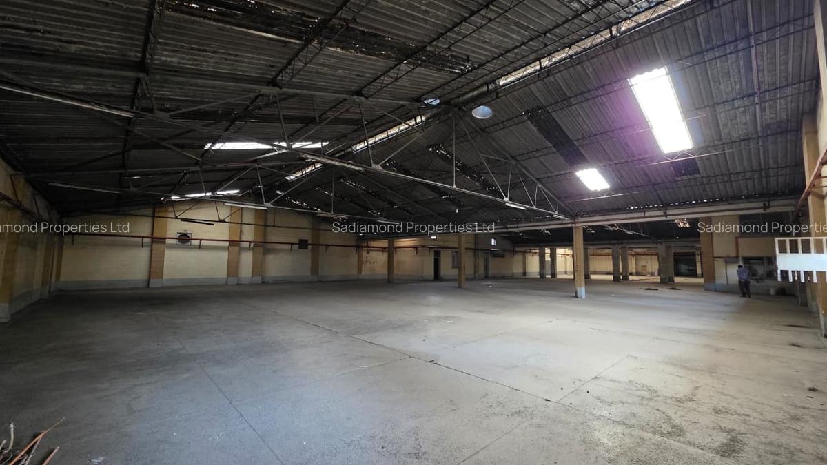 40,000 ft² Warehouse with Parking in Industrial Area - 5