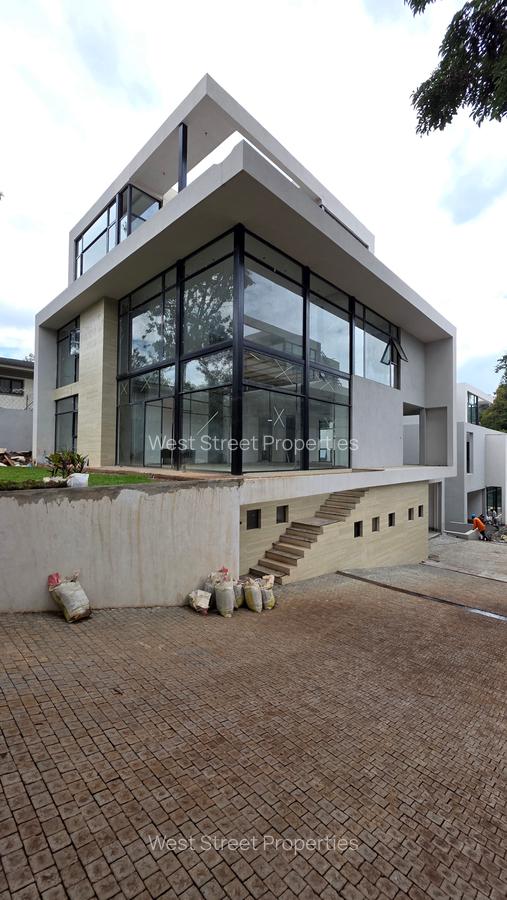 6 Bed Villa with En Suite at Lavington - 12