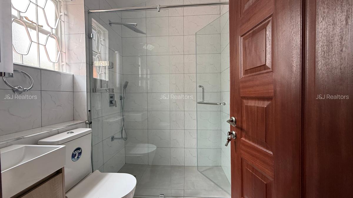 4 Bed Townhouse with En Suite in Rhapta Road - 18