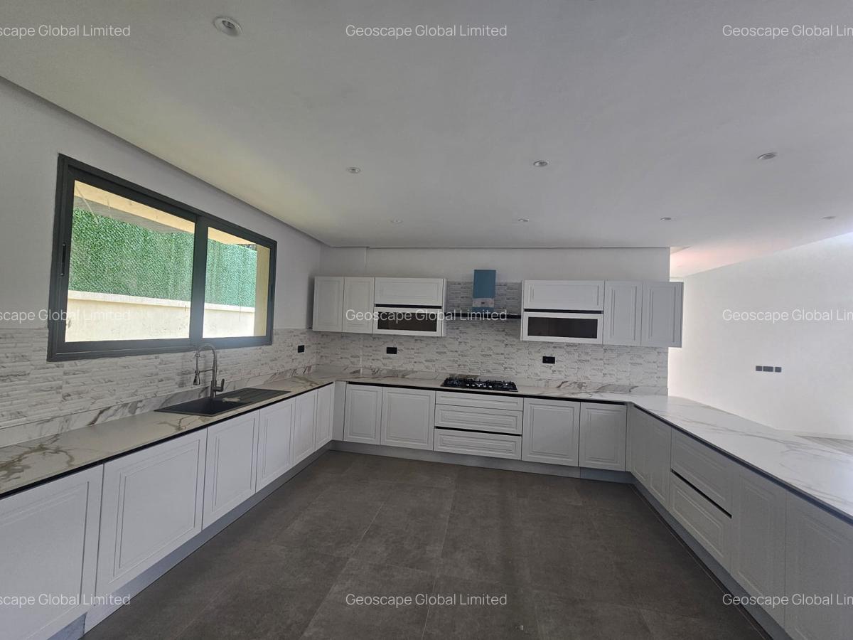 5 Bed House with En Suite in Lavington - 6