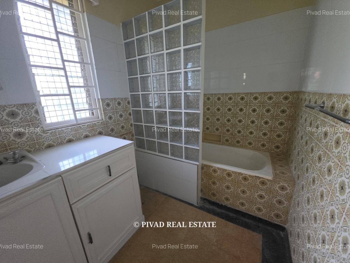 4 Bed House with Garden in Rosslyn - 7